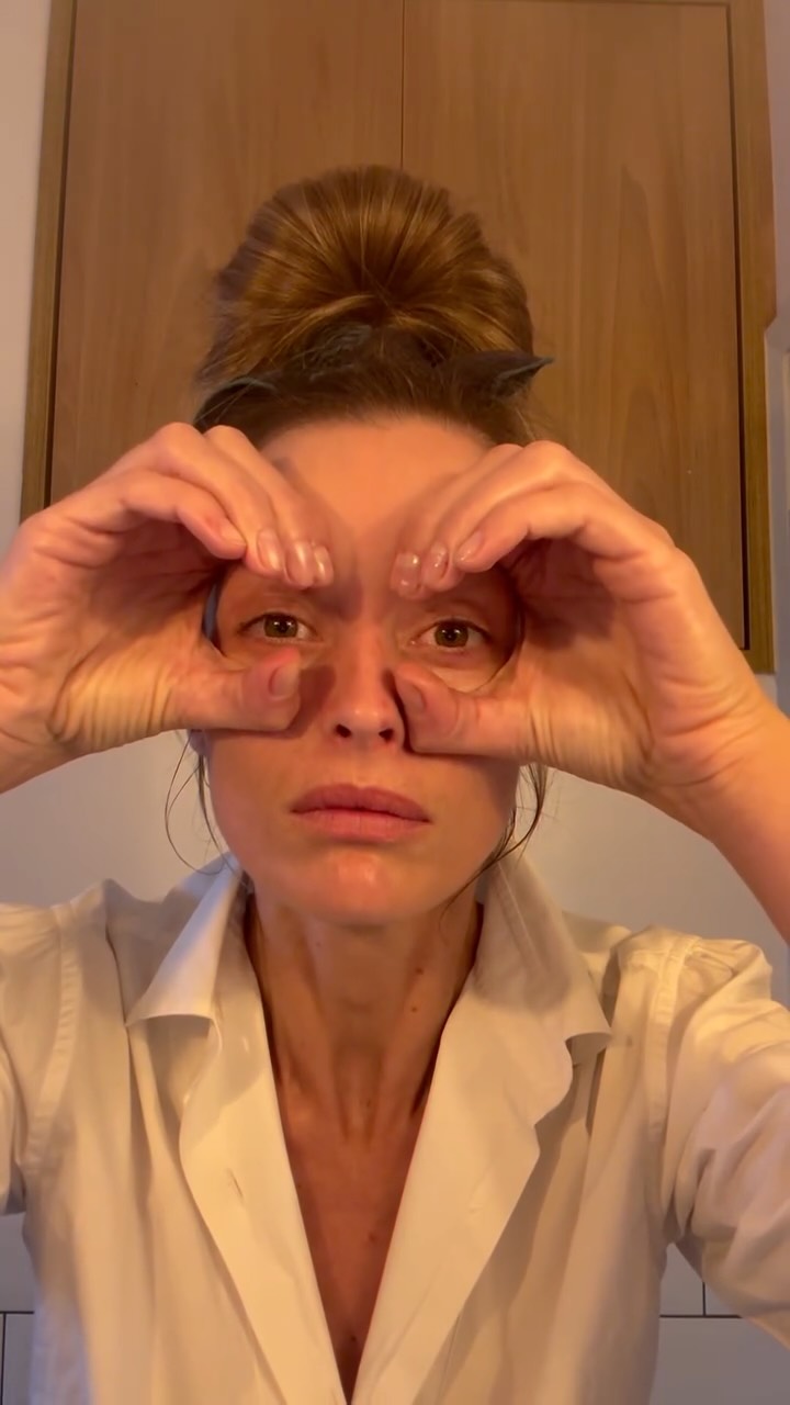 Flavia demonstra exercícios de Face Yoga: bochechas e contorno facial