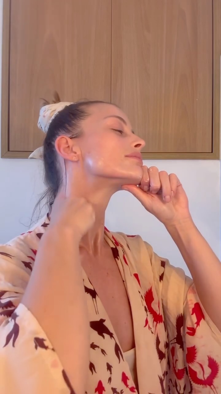 Flavia demonstra exercícios de Face Yoga: papada e pescoço