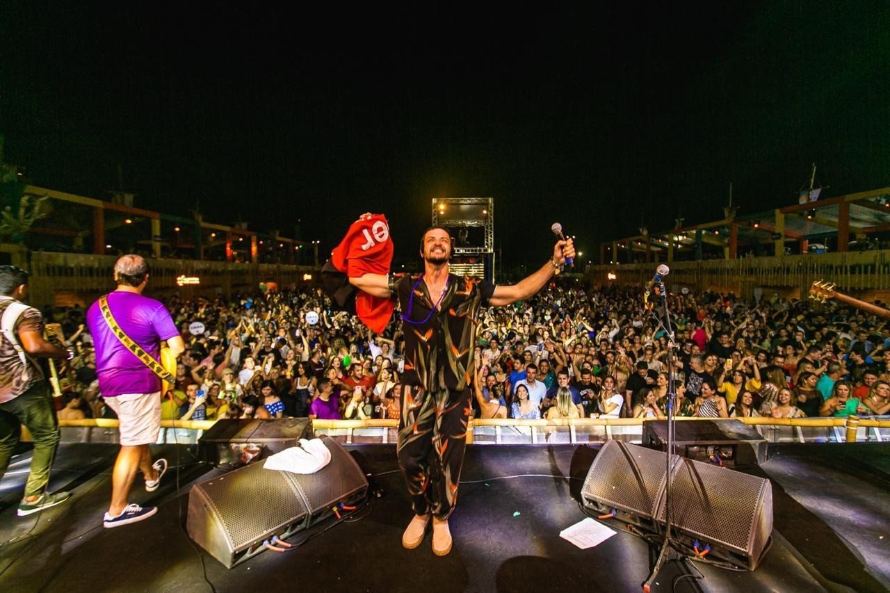 Leandro Lima no palco diante da plateia