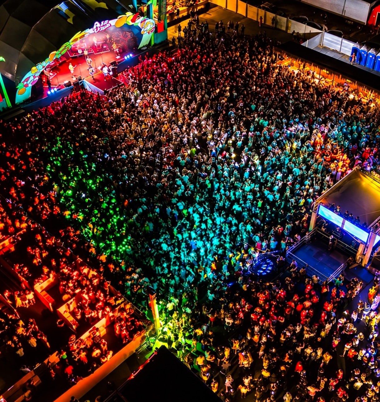 Público reunido em um show, visto de cima