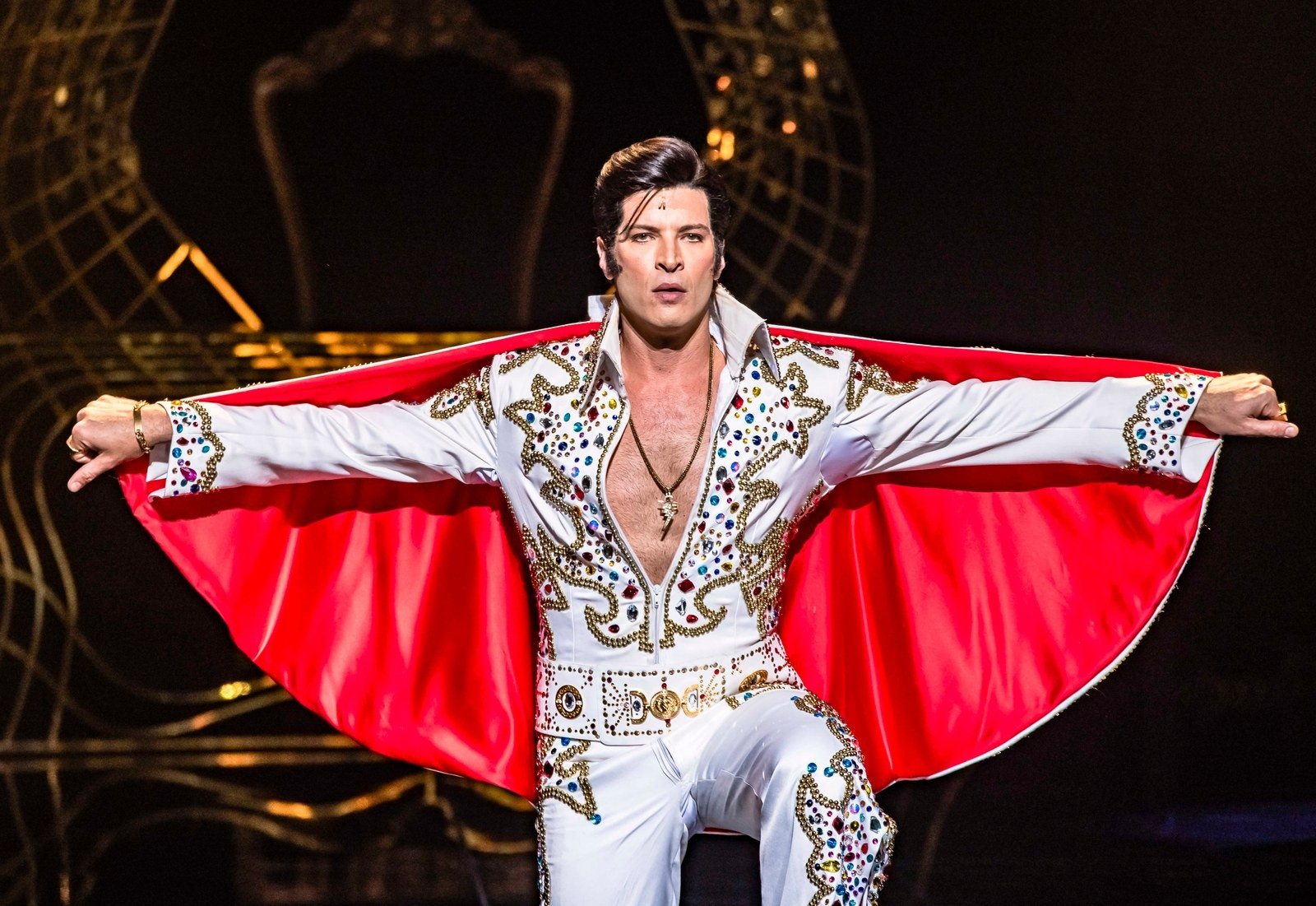 Leandro Lima em cena no musical Elvis